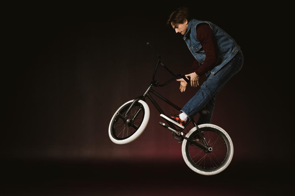 BMX cyklista provádějícího senzace - Fotografie, Obrázek