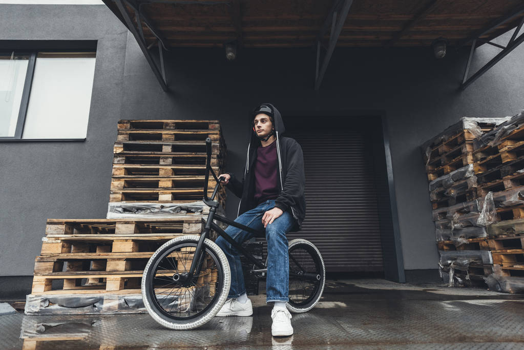 BMX ποδηλάτης στον δρόμο - Φωτογραφία, εικόνα