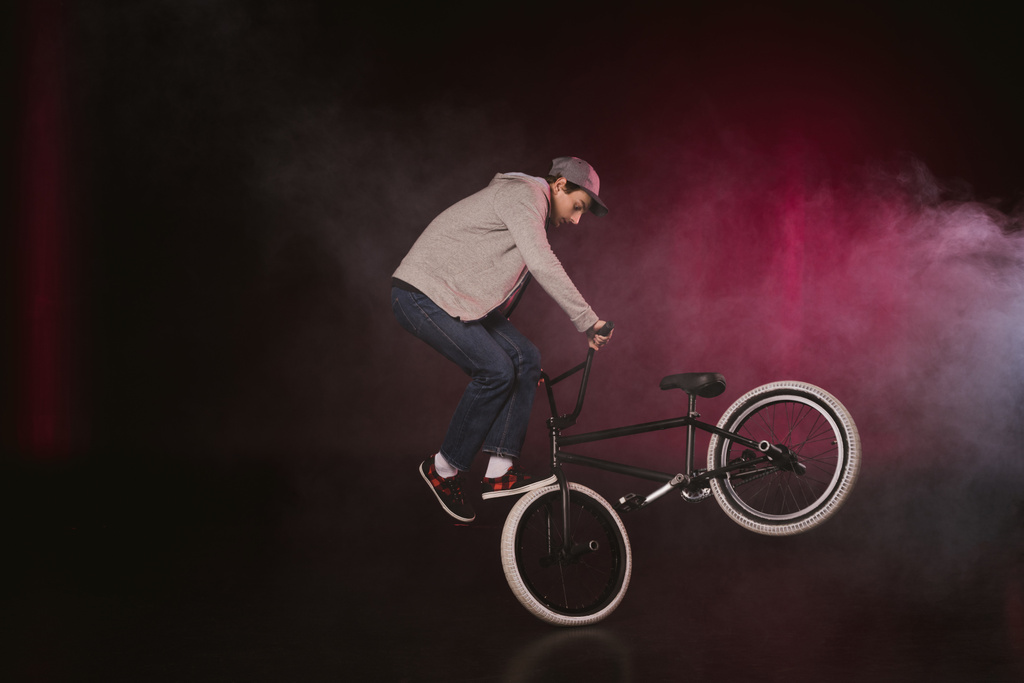 BMX ciclista realizando acrobacias
 - Foto, imagen