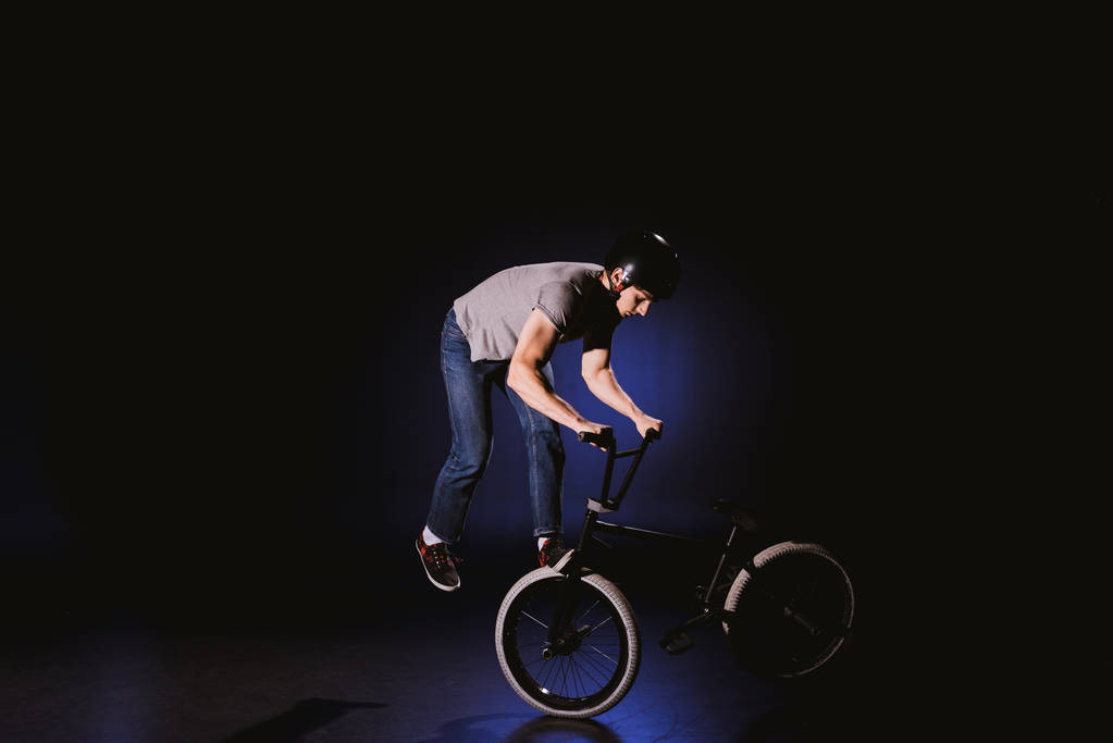 BMX pyöräilijä suorittaa temppu
 - Valokuva, kuva