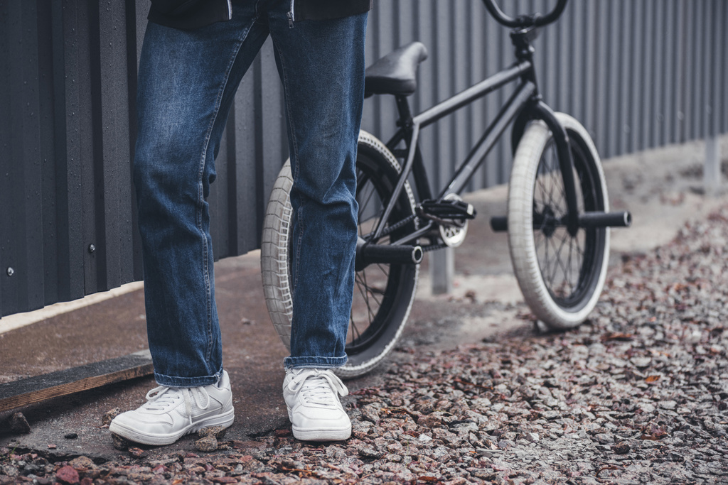 BMX fietser met de fiets   - Foto, afbeelding
