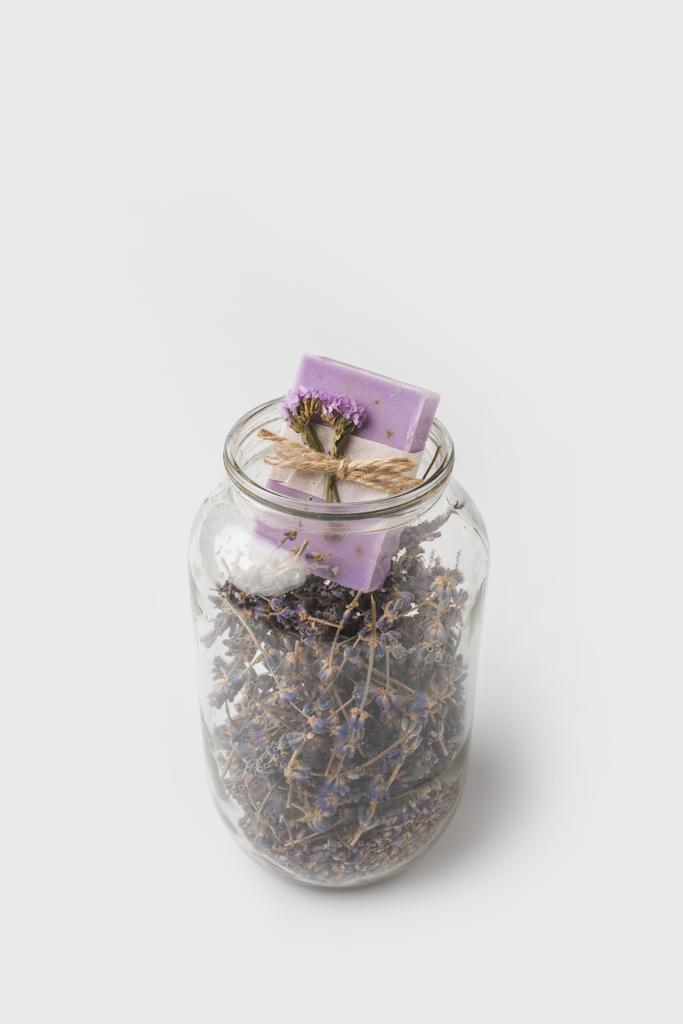 Seife im Glas mit Lavendelblüten - Foto, Bild