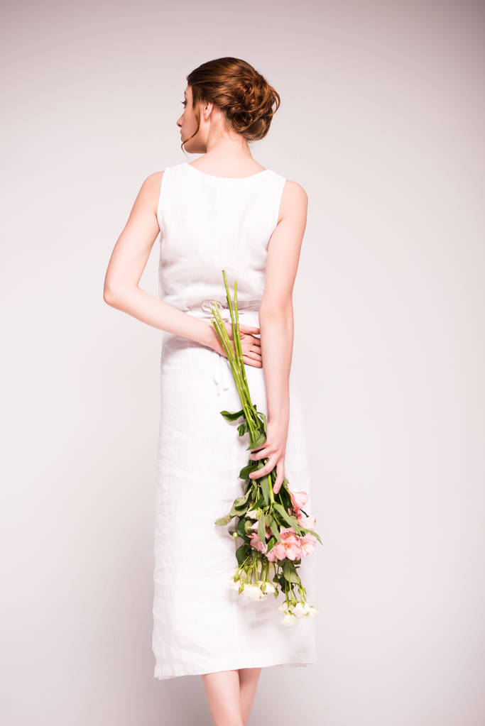 fille en robe blanche avec des fleurs
 - Photo, image