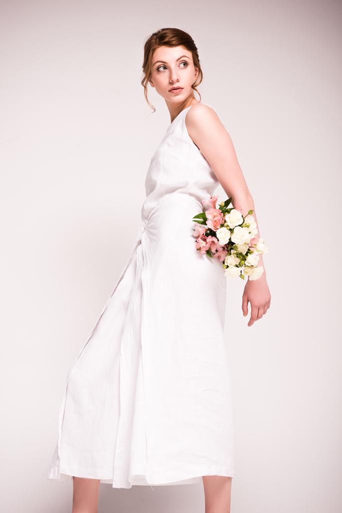 κοπέλα με λευκό φόρεμα με λουλούδια - Φωτογραφία, εικόνα