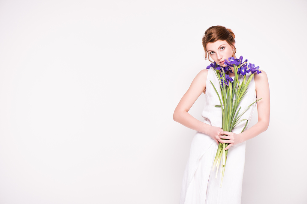 hermosa mujer con flores de iris
 - Foto, Imagen