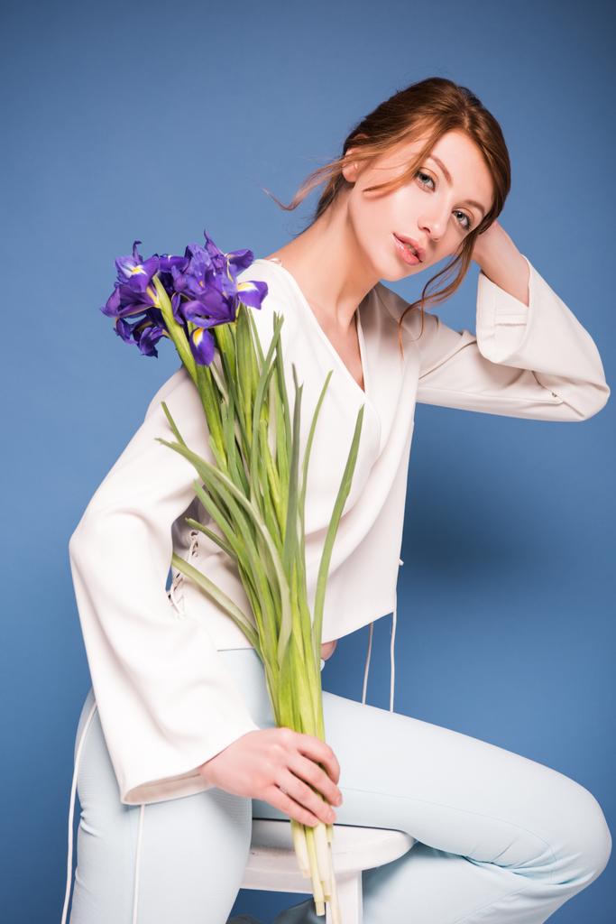 piękną kobietę z kwiatami iris - Zdjęcie, obraz