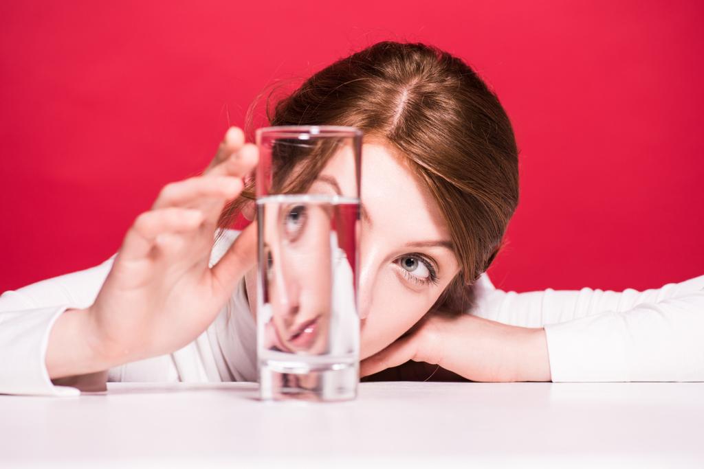 Молода жінка зі склянкою води
 - Фото, зображення