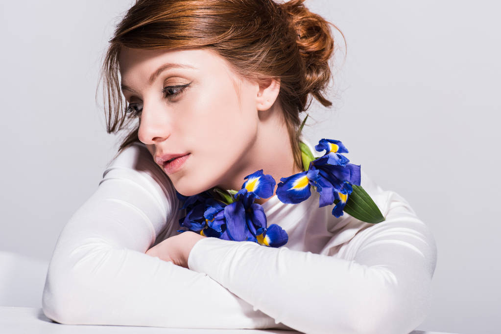 mooie vrouw met iris bloemen - Foto, afbeelding
