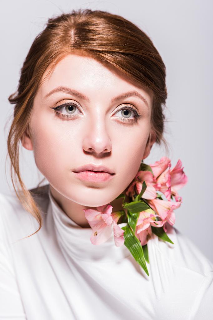 atraktivní dívka s liliemi  - Fotografie, Obrázek