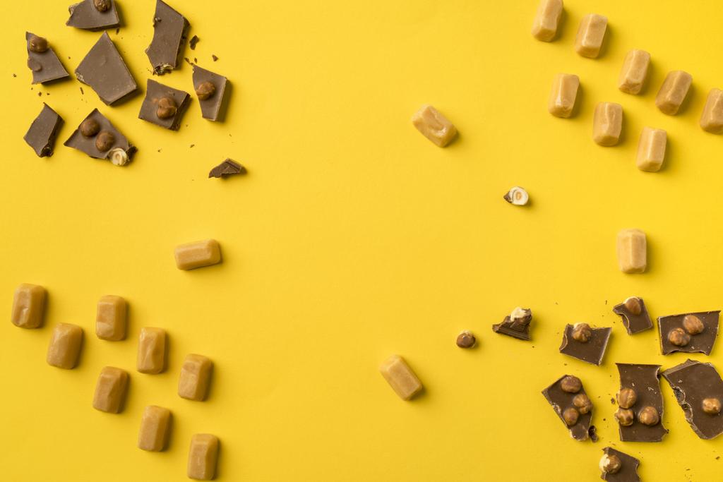 Το γάλα κομμάτια σοκολάτας και Ίρις καραμέλες - Φωτογραφία, εικόνα