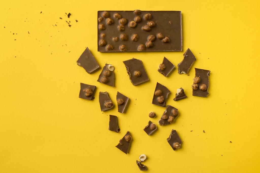 Chocolate bar with scattered pieces   - Photo, Image