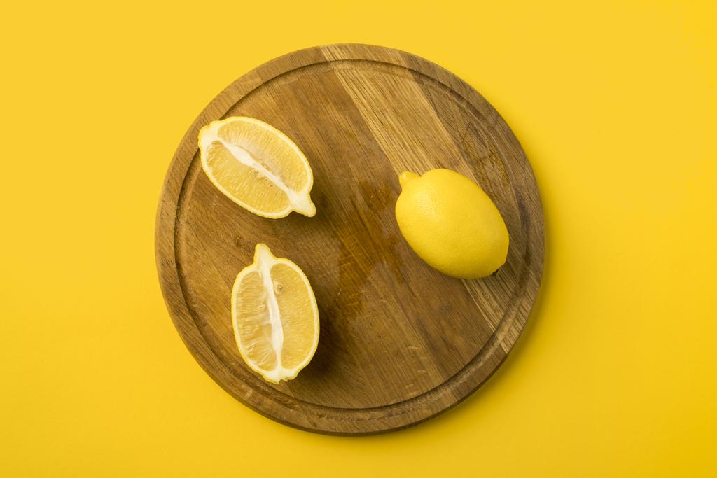 лимоны на деревянной доске
 - Фото, изображение