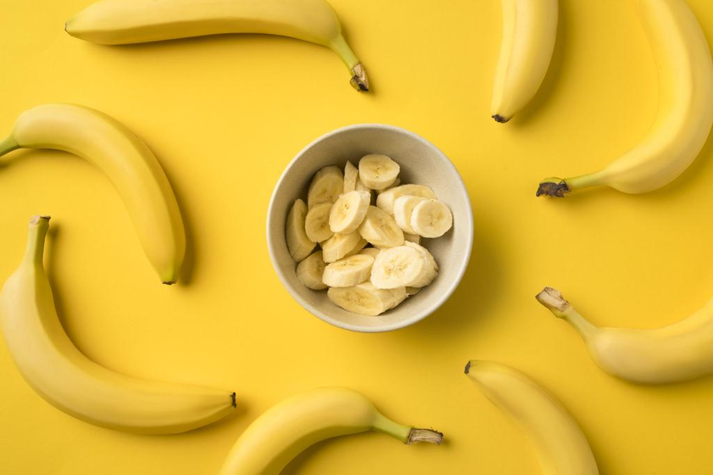Placa con plátanos cortados
 - Foto, Imagen