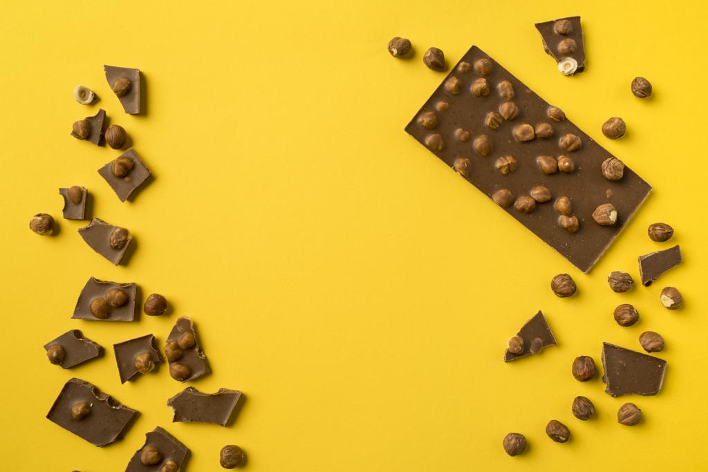 Шоколадний батончик з розкиданими шматочками
  - Фото, зображення