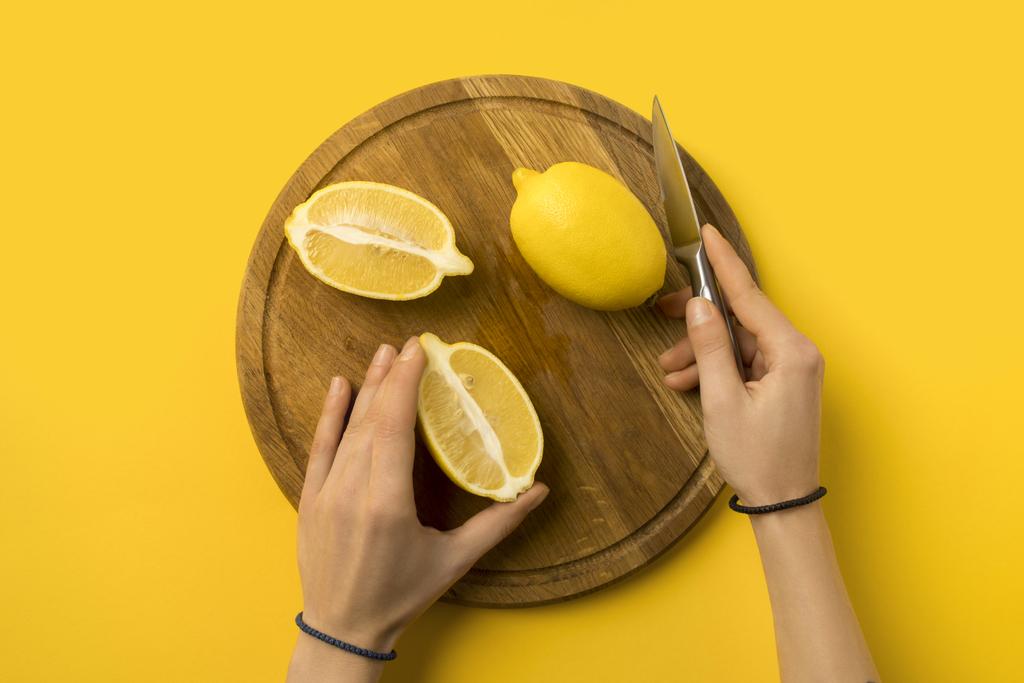 Nő vágás citrom - Fotó, kép