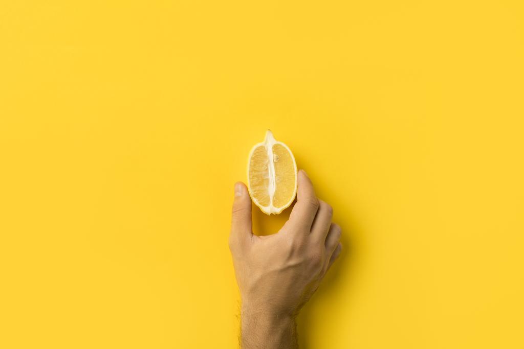 man met de helft van de citroen - Foto, afbeelding