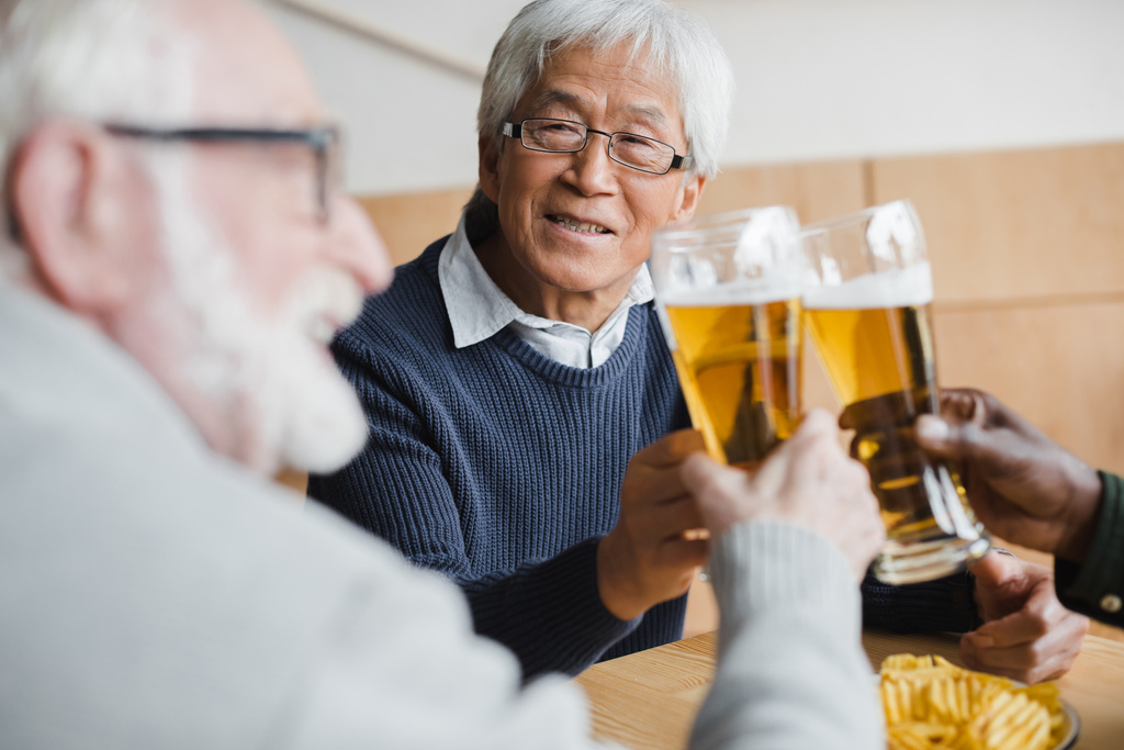 amici anziani clinking bicchieri di birra
 - Foto, immagini