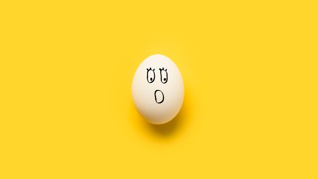 Tavuk yumurta şok emoji ile boyalı - Fotoğraf, Görsel
