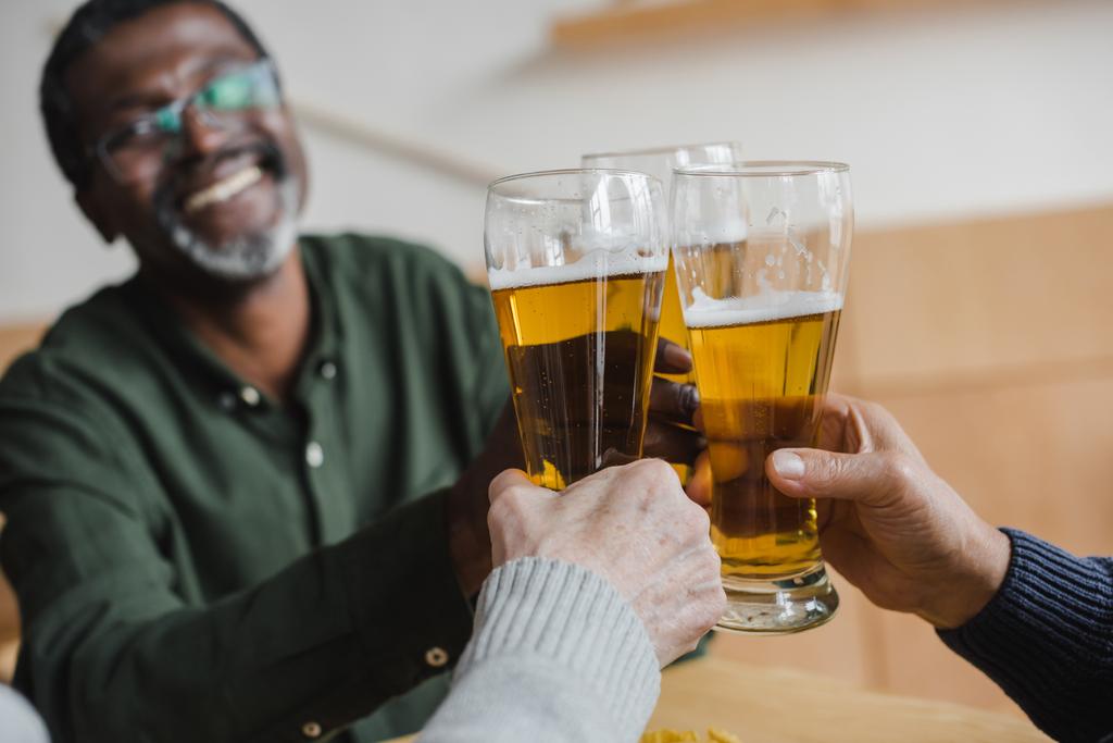 uomo clinking bicchieri di birra con gli amici
 - Foto, immagini