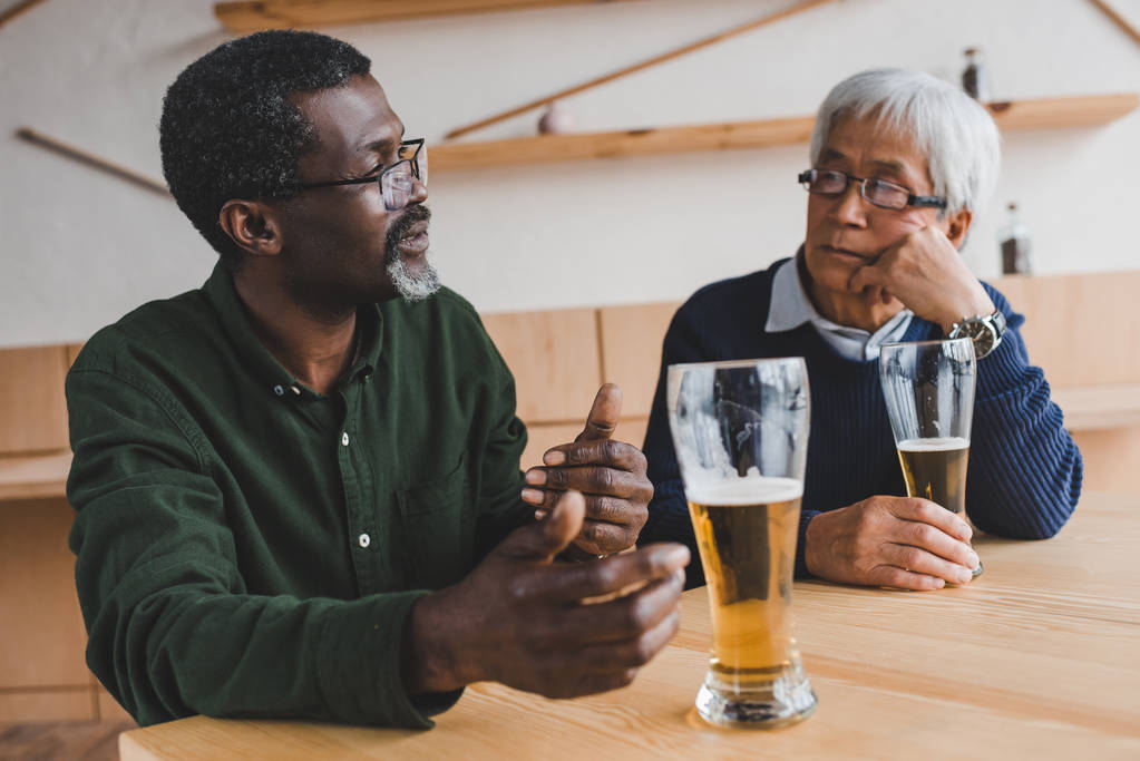 Senior znajomych do picia piwa - Zdjęcie, obraz