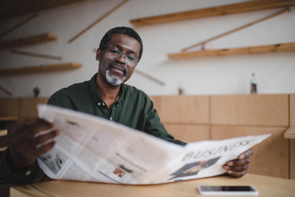 Homme d'affaires lisant le journal
 - Photo, image