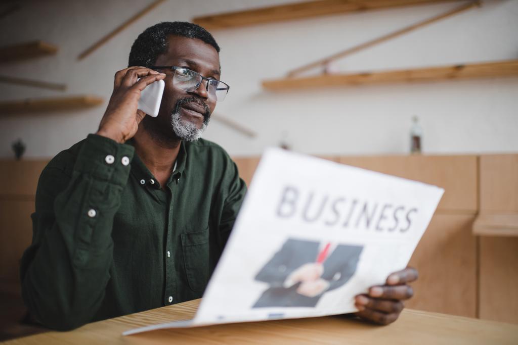 zakenman praten via de telefoon - Foto, afbeelding