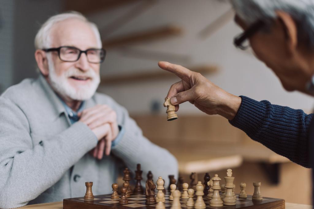 uomini anziani che giocano a scacchi
 - Foto, immagini