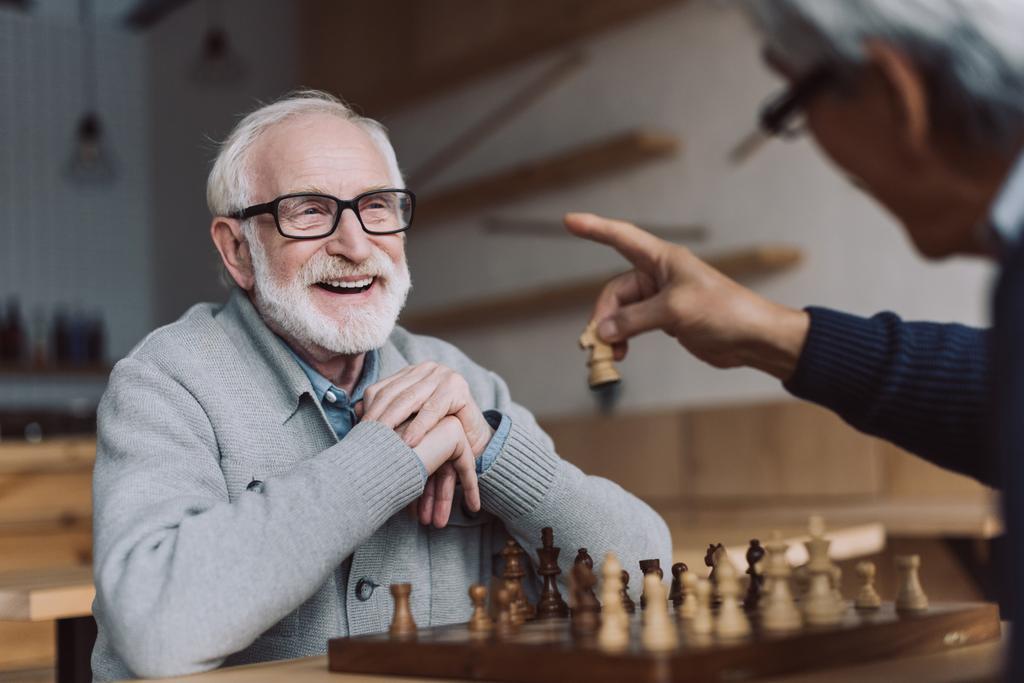 Senior férfi sakkozni - Fotó, kép
