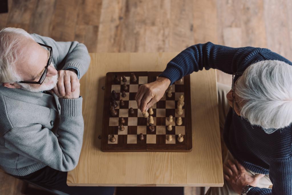 Senior mannen spelen schaak - Foto, afbeelding