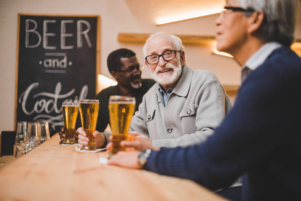 Senior vrienden drinken bier samen - Foto, afbeelding