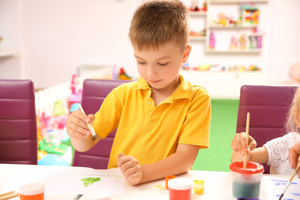 Μικρό αγόρι στο μάθημα ζωγραφικής  - Φωτογραφία, εικόνα