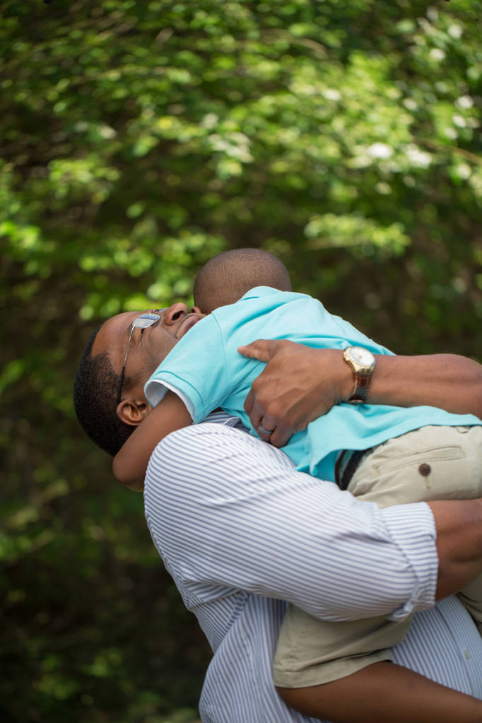 Vater umarmt seinen Sohn. - Foto, Bild