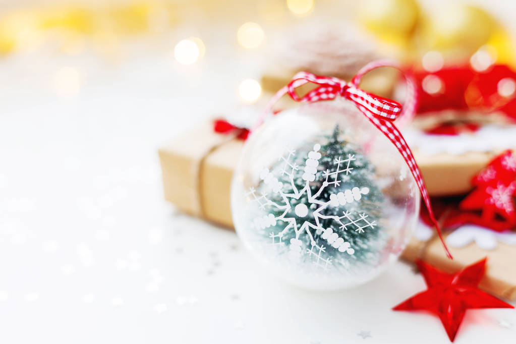 Karácsonyi és újévi háttér hópehely dekoratív labda, ajándékok és díszek, karácsonyfa. Holiday háttér csillagok konfetti és a lámpák. Hely a szöveg. - Fotó, kép
