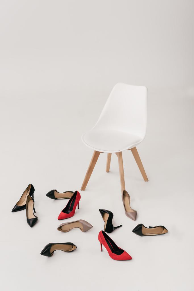 Stuhl und hohe Schuhe - Foto, Bild