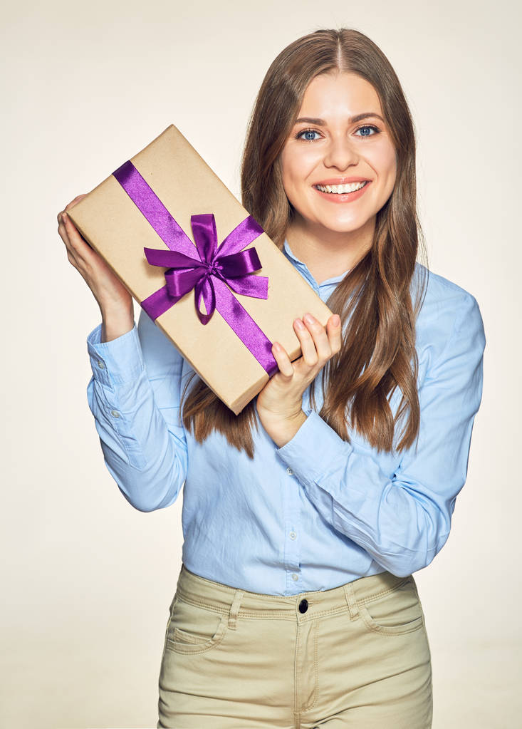 a Kékinges, mosolygó piros ajándék doboz tartva boldog üzletasszony  - Fotó, kép