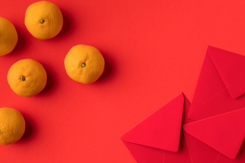 Красные конверты и мандарины
 - Фото, изображение