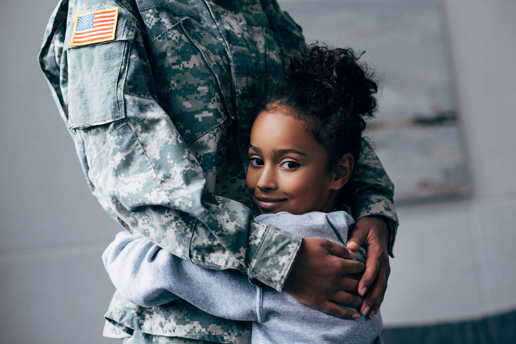 figlia abbracciare soldato
 - Foto, immagini