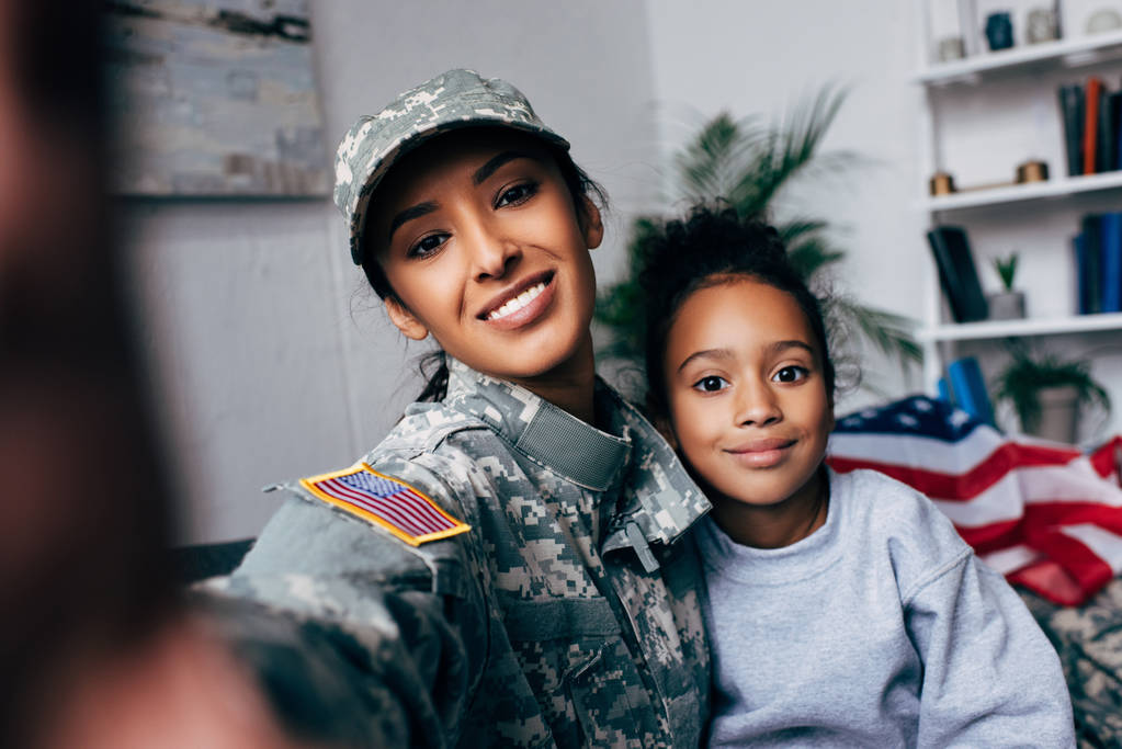 filha e soldado tomando selfie
 - Foto, Imagem