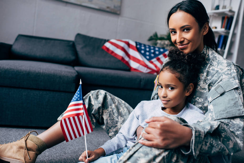 dochter en moeder met Amerikaanse vlag  - Foto, afbeelding