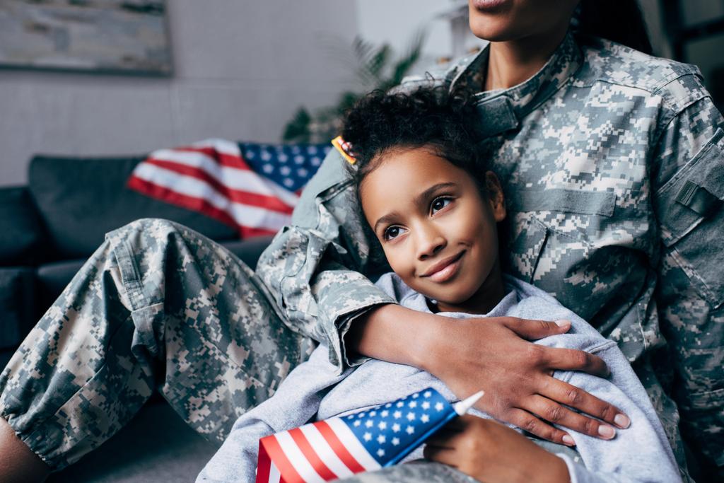 Córka i żołnierz z amerykańską flagę - Zdjęcie, obraz