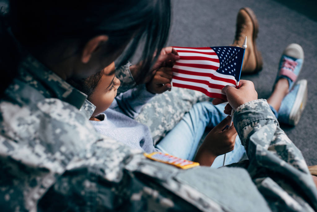 κόρη και στρατιώτης με αμερικανική σημαία - Φωτογραφία, εικόνα