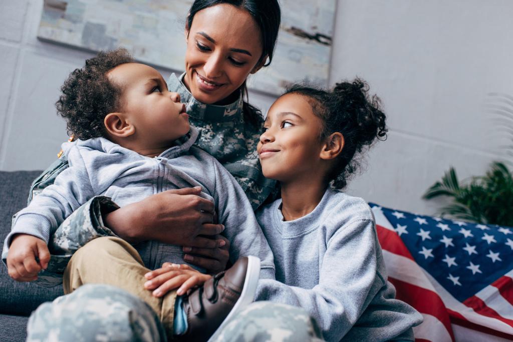 діти з матір'ю у військовій формі
 - Фото, зображення