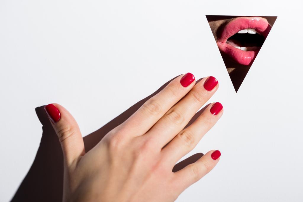 τα χείλη γυναίκα πίσω από το τρίγωνο τρύπα - Φωτογραφία, εικόνα