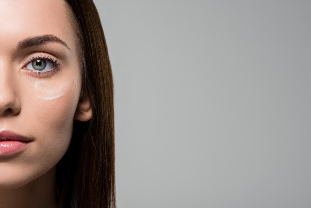 mujer con crema hidratante en la cara
 - Foto, imagen