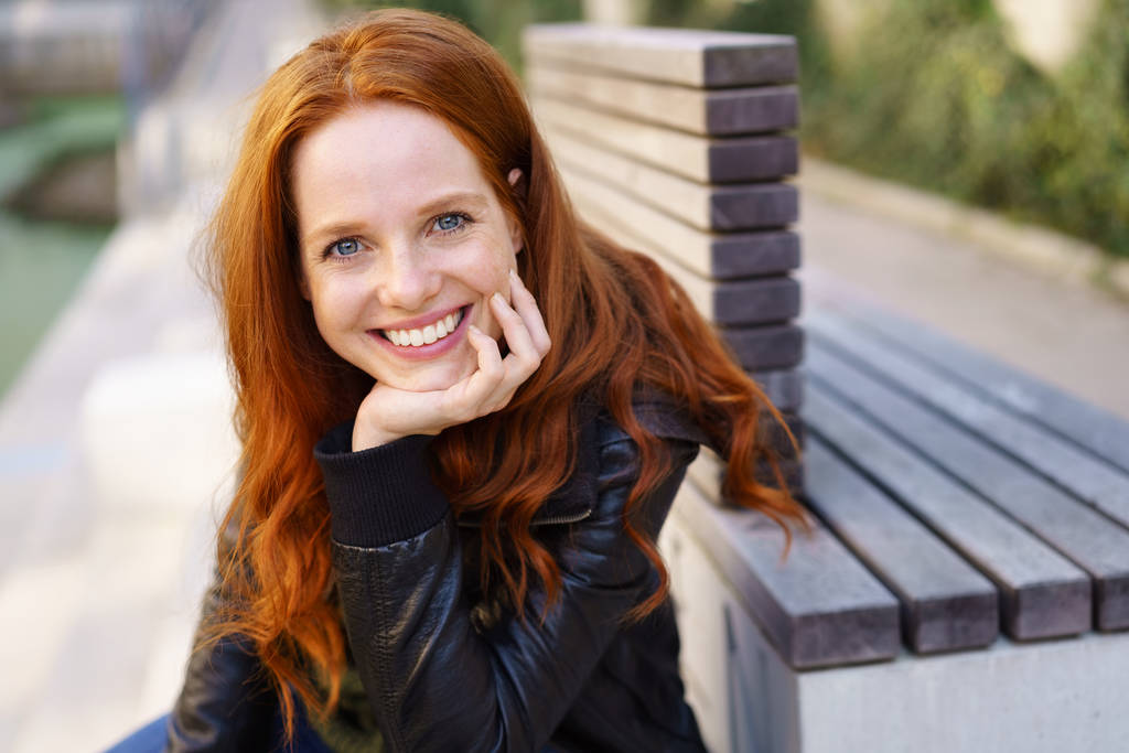 çekici gülümseyen Kızıl saçlı kadın   - Fotoğraf, Görsel