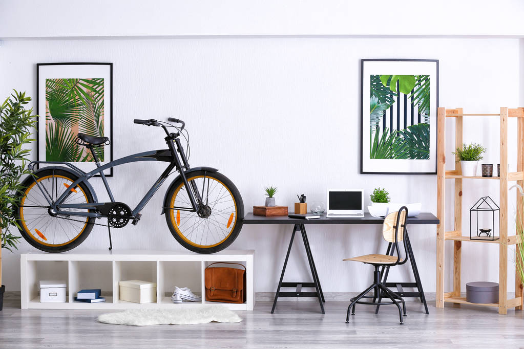 Interiér moderní pokoje s kola a na každém pracovišti - Fotografie, Obrázek