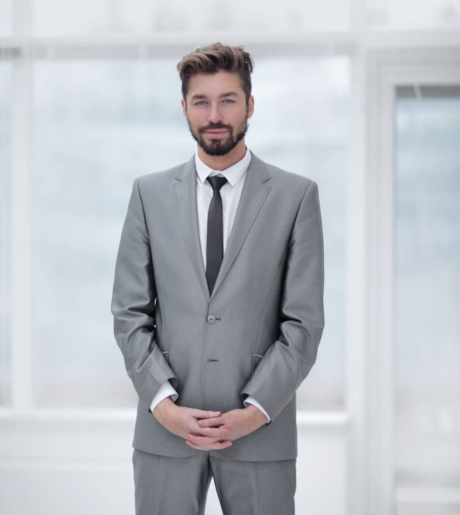 Un joven con un traje gris
 - Foto, Imagen
