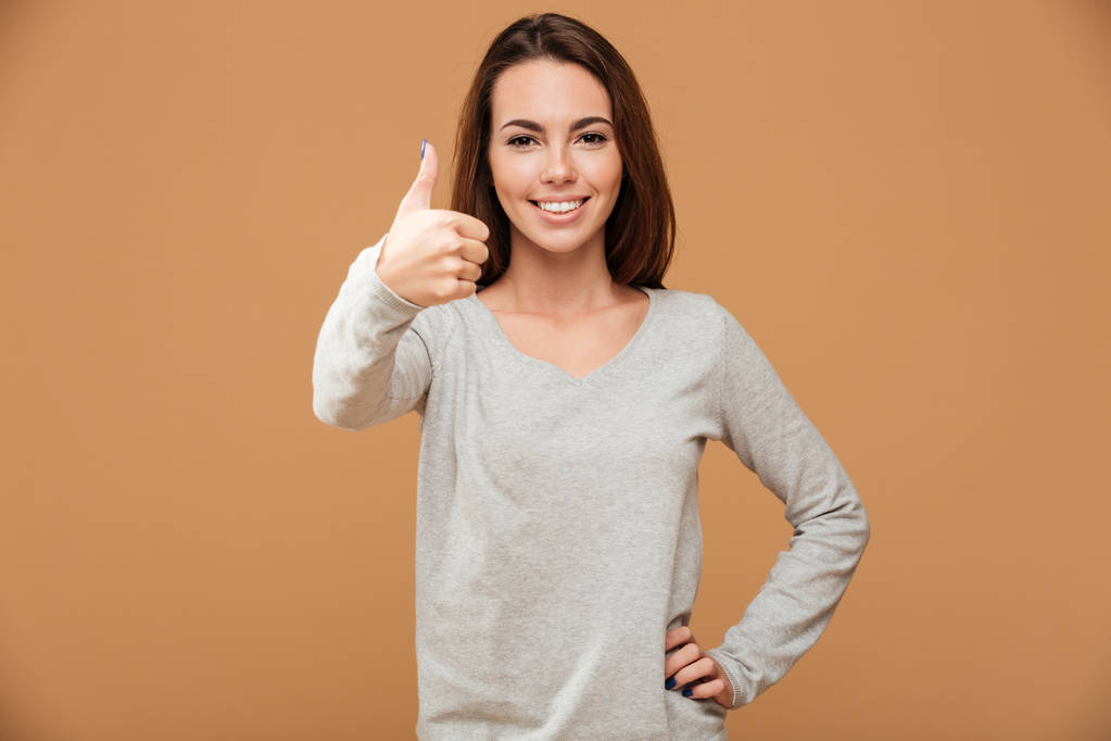 Boldog vonzó barna nő, a hüvelykujj mutatja fel alkalmi viselet  - Fotó, kép