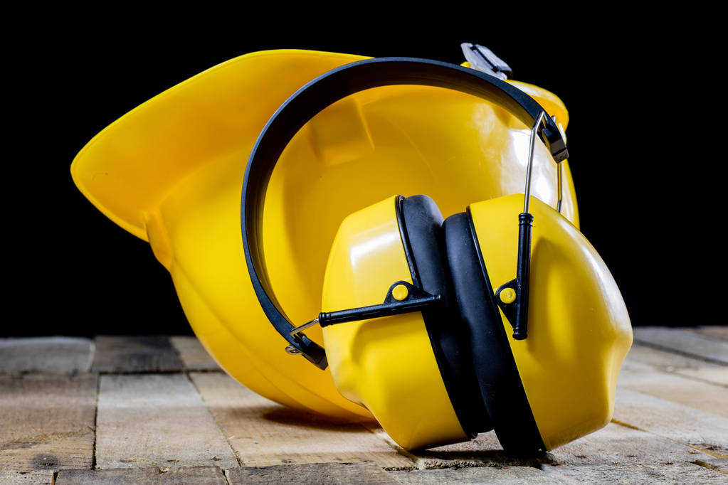 Ropa protectora, casco, guantes y gafas. Protección auditiva
 - Foto, imagen