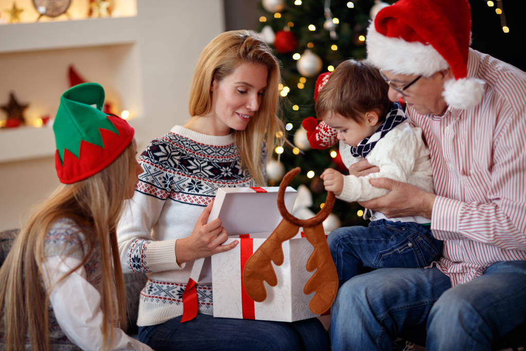 Aile Noel vakit hediye açılış - Fotoğraf, Görsel